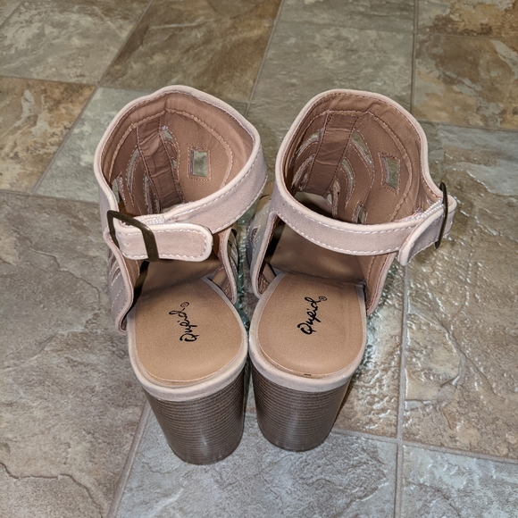 QUPID HEEL STRAP SANDALS Tan Size 8 - Picture 4 of 10